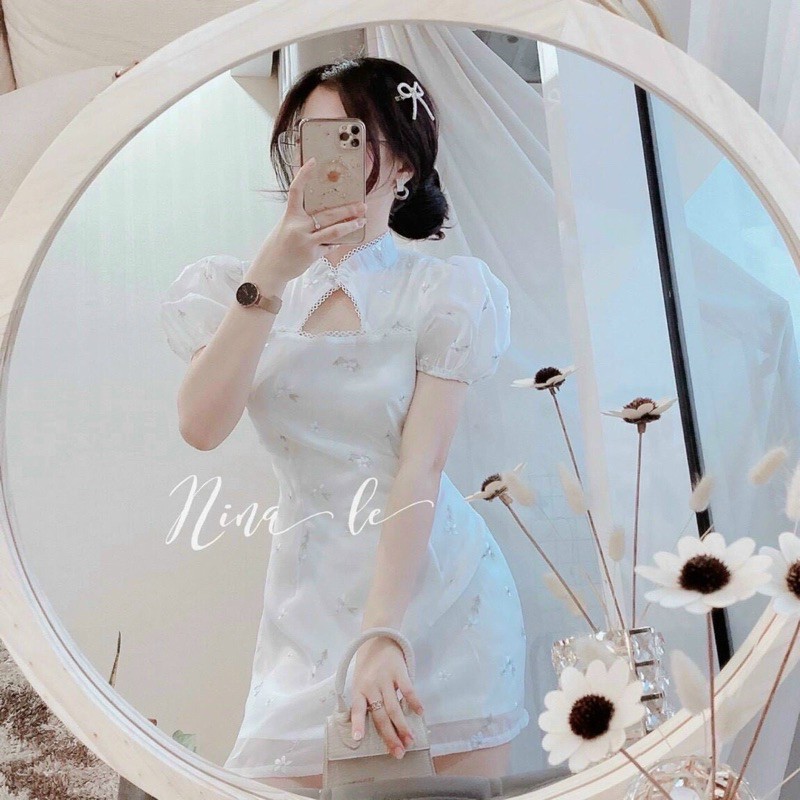 ĐẦM VOAN HOA TRẮNG CỔ TÀU CUT-OUT NGỰC