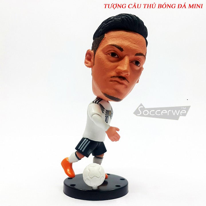 Tượng cầu thủ bóng đá Ozil Plus +