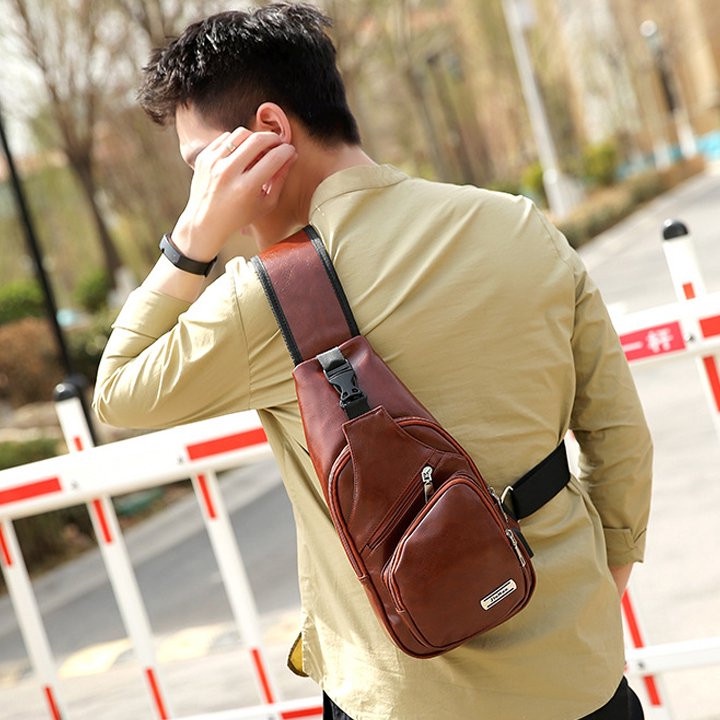 TÚI NAM ĐEO CHÉO ĐEO VAI HOẶC ĐEO TRƯỚC NGỰC DA PU CAO CẤP SÁNG BÓNG KIỂU DÁNG SÀNH ĐIỆU TRẺ TRUNG ( tặng cáp nối sạc )