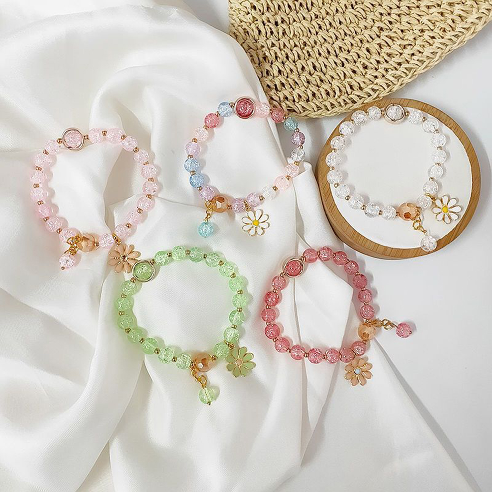 Vòng đeo tay đính họa tiết hoa cúc với phong cách thiết kế tinh tế