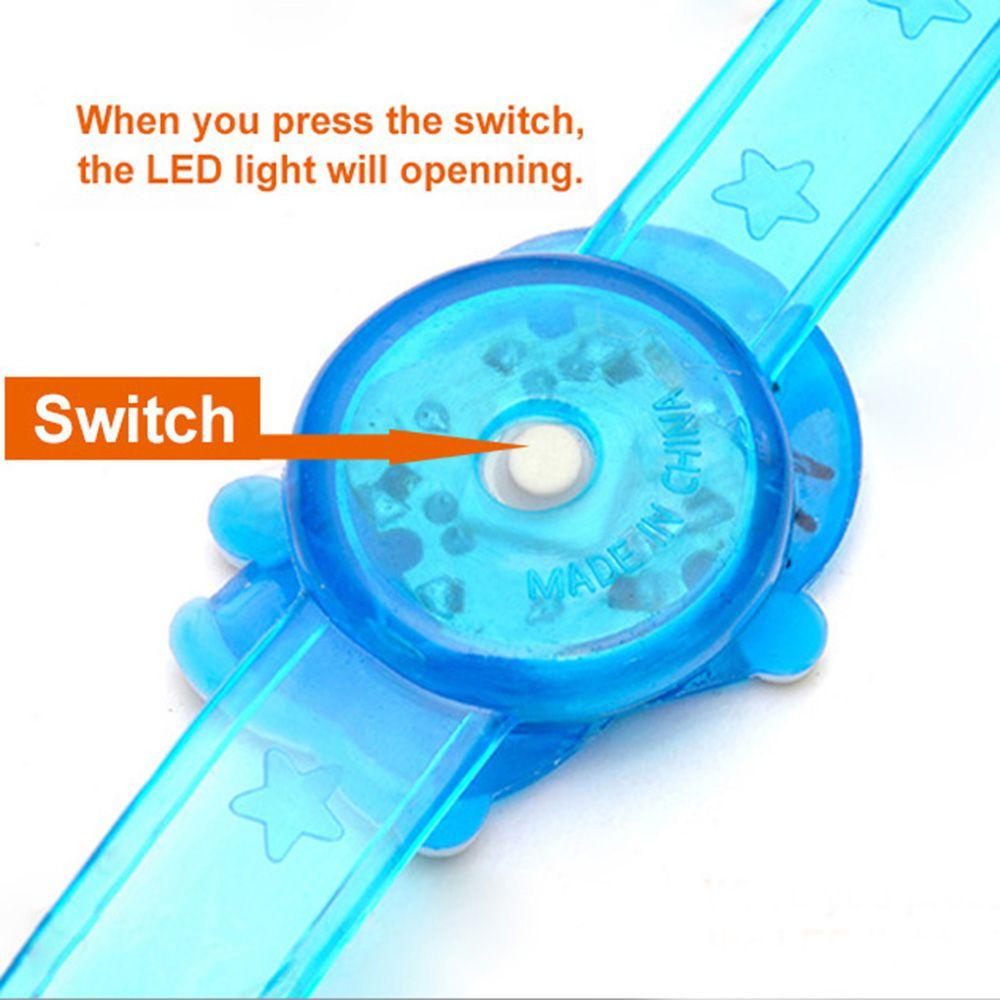 1 / 2 Vòng Tay Đèn LED Họa Tiết Hoạt Hình Phong Cách Giáng Sinh Độc Đáo Cho Bé