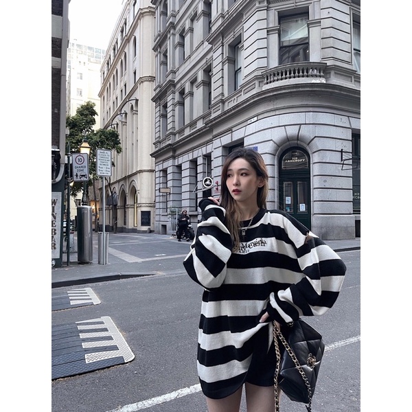 ÁO LEN DỆT KIM DÁNG DÀI HỞ VAI THÊU CHỮ