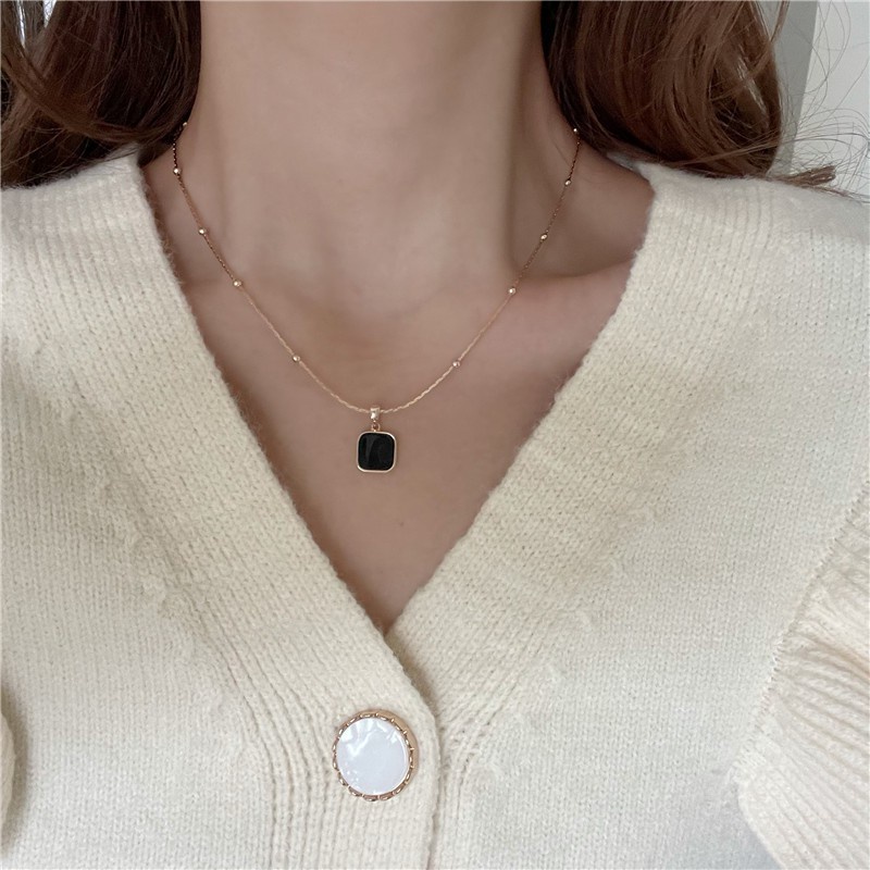 Vòng cổ mặt vuông thiết kế sang trọng cho nữ