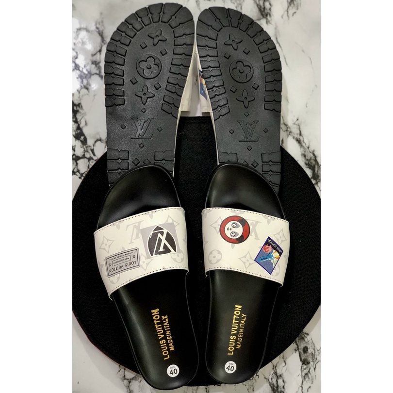 Dép Da PU Quai Ngang Nam, Nữ, Unisex LV Họa Tiết Dễ Thương Thiết Kế Cao Cấp, Mang Êm Chân, Chất Lượng