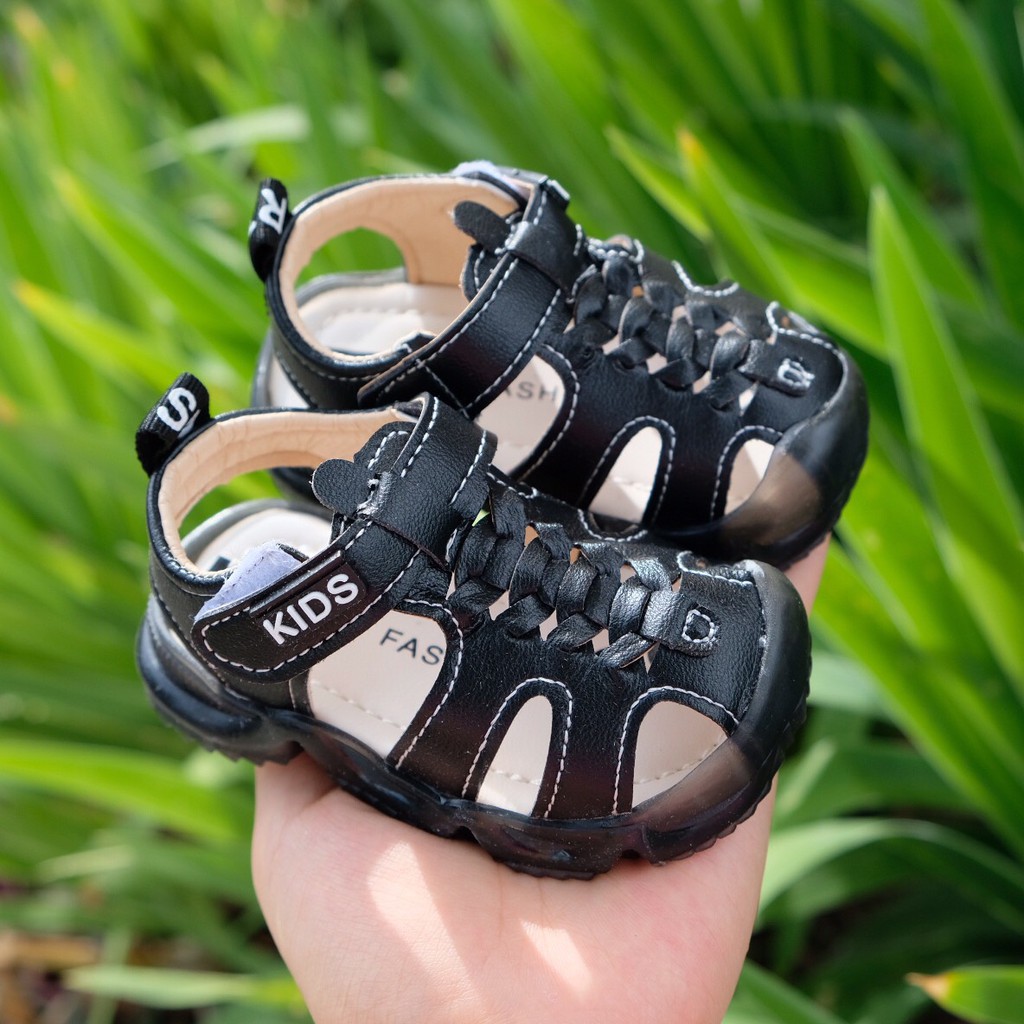 Sandal tập đi cho bé, Dép rọ bé trai bé gái quai dán KIDS chất da PU thoáng khí có chống vấp cho bé từ 0-2 tuổi M8810
