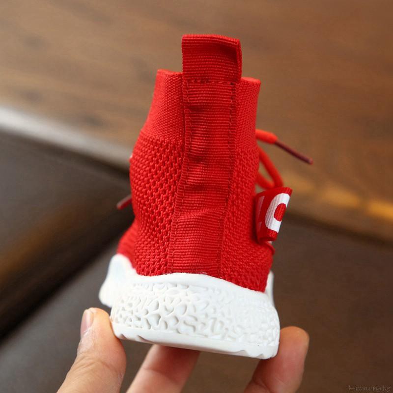 Giày thể thao in chữ chống trượt cho bé