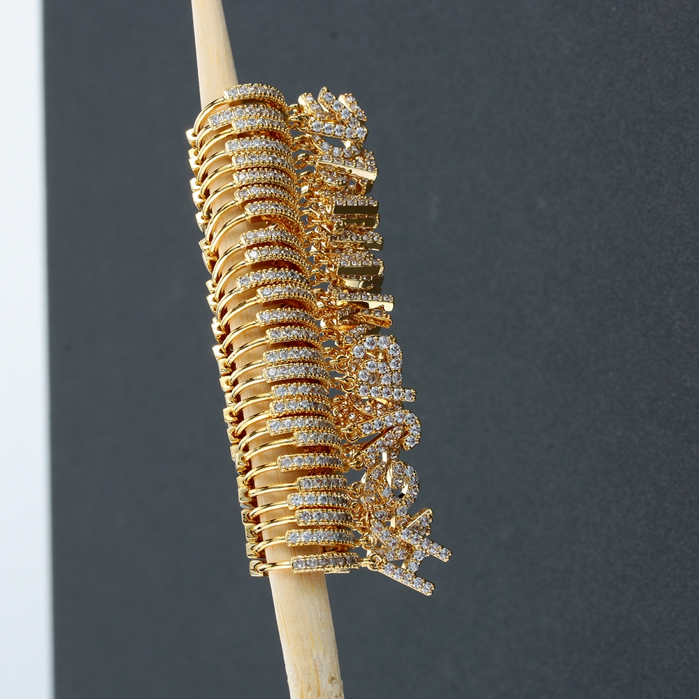 Khuyên tai mặt hình chữ cái tiếng Anh độc đáo