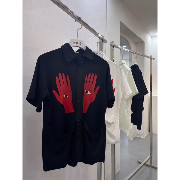 Set áo sơ mi in hình bàn tay đỏ và quần soóc kéo khoá WAGG