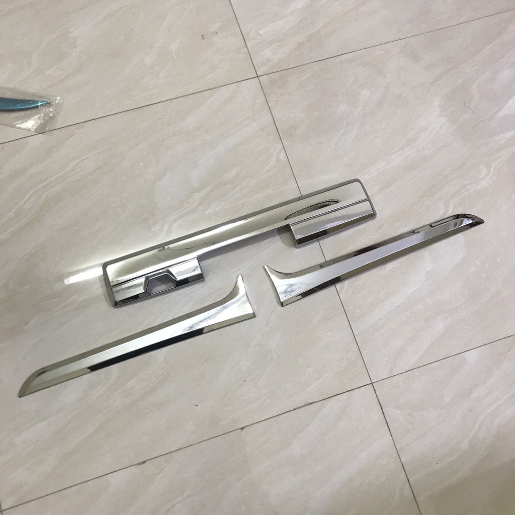 Bộ ốp hõm cốp  mạ crom xe Mitsubishi Triton 2019 đến 2022