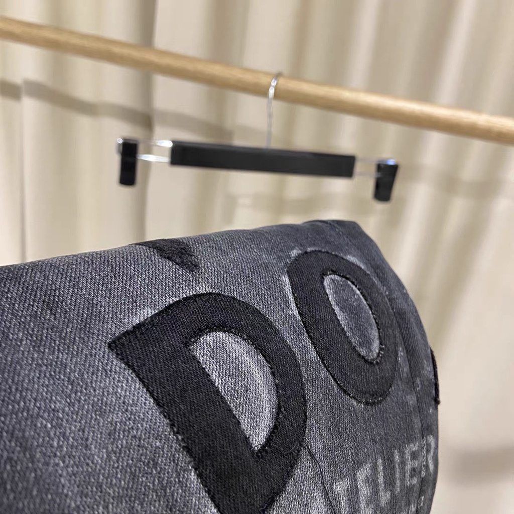 Quần Jean Dolce Gabbana rách gối đùi logo thêu nổi LA 2022 on web