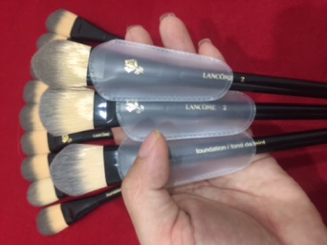 Cọ nền LANCOME CHÍNH HÃNG , là authentic đưowcj web đánh giá là cây gậy thần thánh đối vs make up ạ, nhanh tay vượt đi ạ