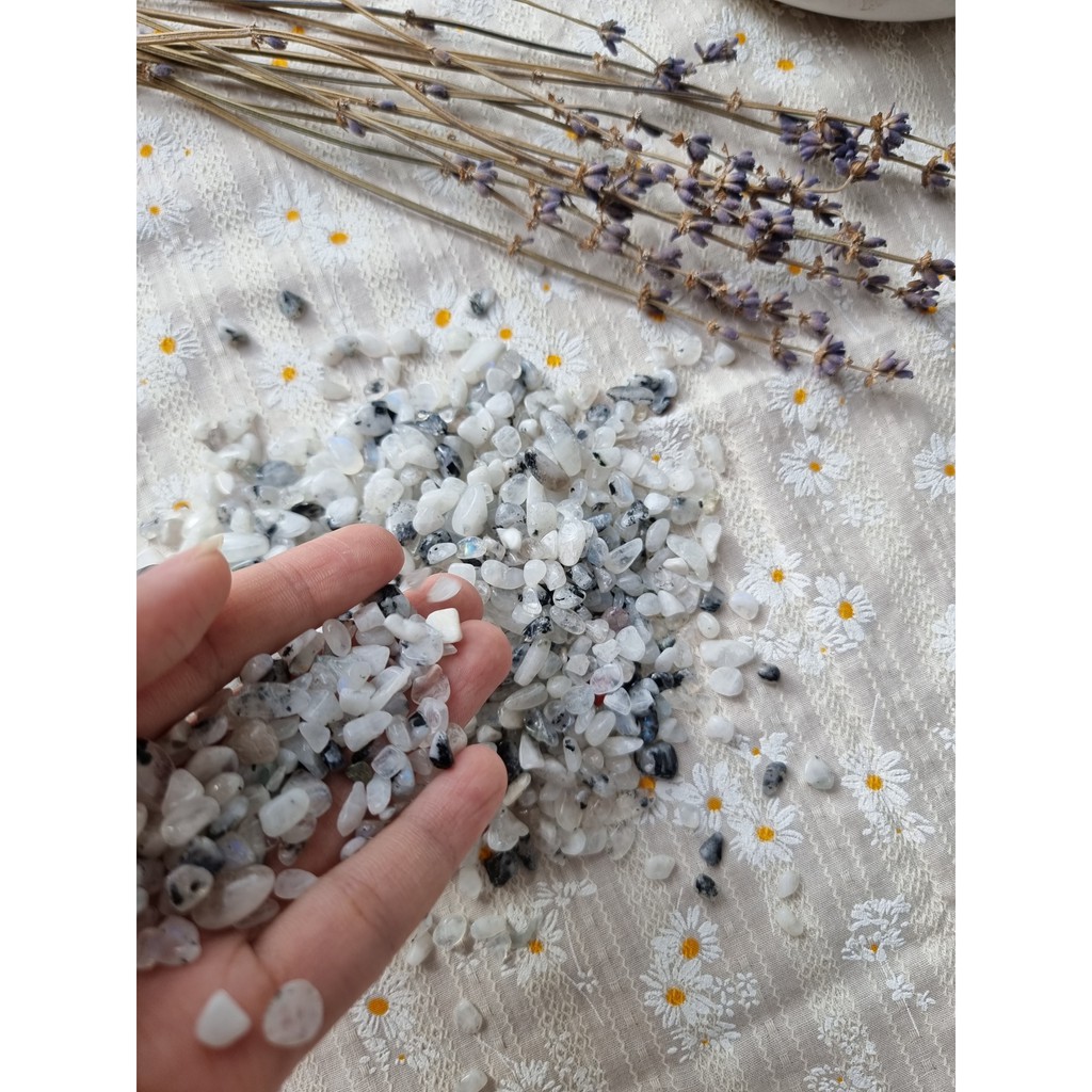 Vụn đá Moonstone (đá mặt trăng) tự nhiên dùng trong thanh tẩy Tarot, Reiki, thiền định