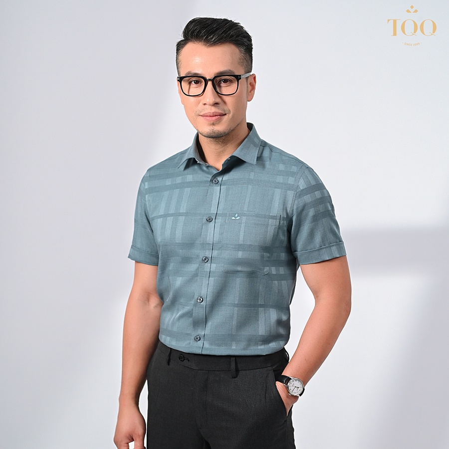 Áo sơ mi nam ngắn tay TQQ dáng Slimfit công sở chất liệu Cotton cao cấp có co dãn K414CSC-CB màu xanh rêu dệt kẻ chìm