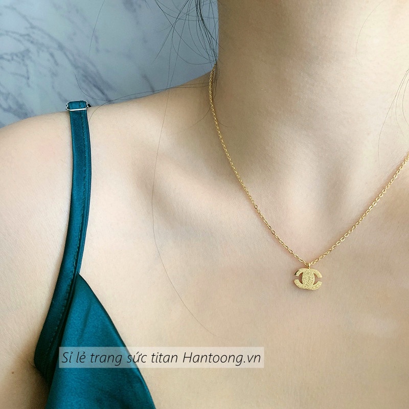 Khuyên tai nữ bằng titan không gỉ mạ vàng 18k phun cát lấp lánh thiết kế thời trang