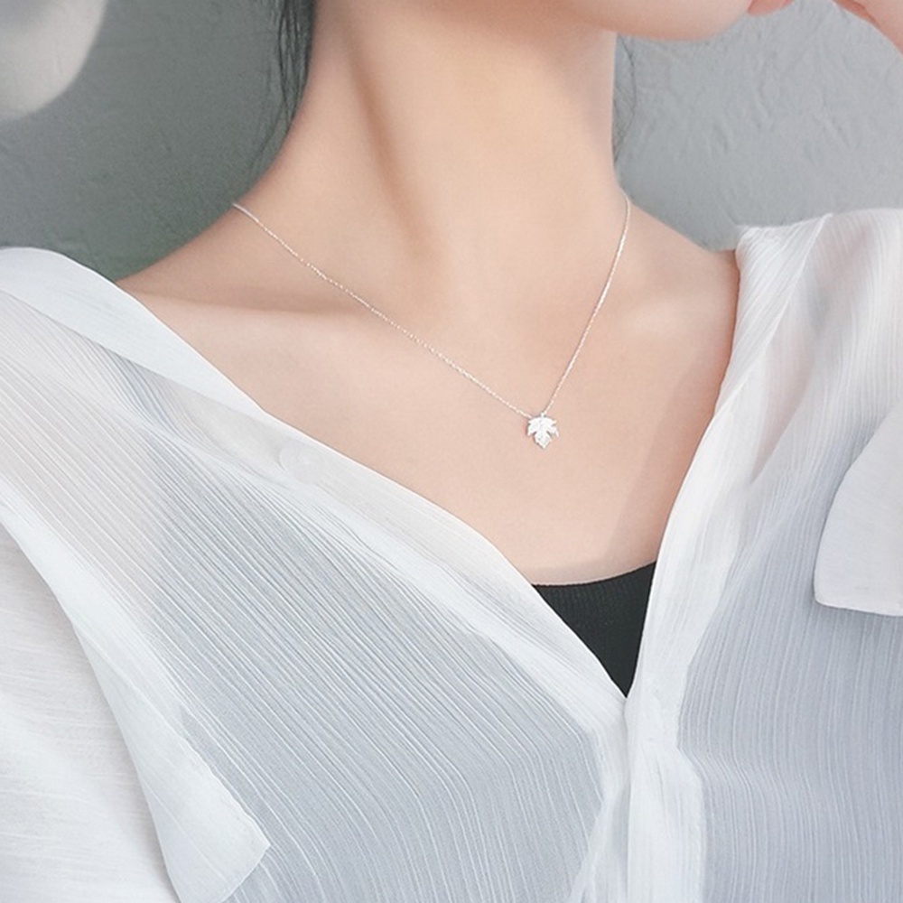 Vòng cổ Mặt Lá Phong Màu Bạc Sang Trọng