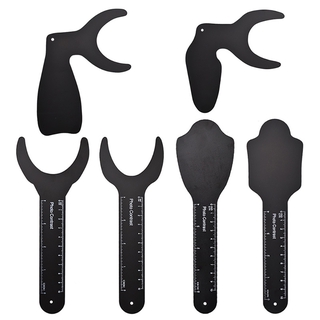 Bảng đen làm nền chụp ảnh chỉnh hình răng kèm thước đo tiện lợi