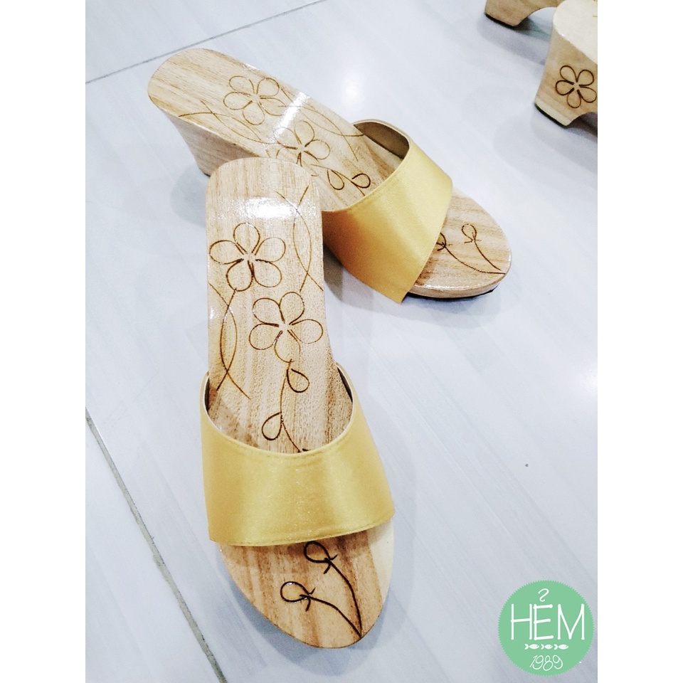 Đủ màu - Guốc gỗ mộc truyền thống gót vuông đế chạm họa tiết quai nhung/lụa mịn êm