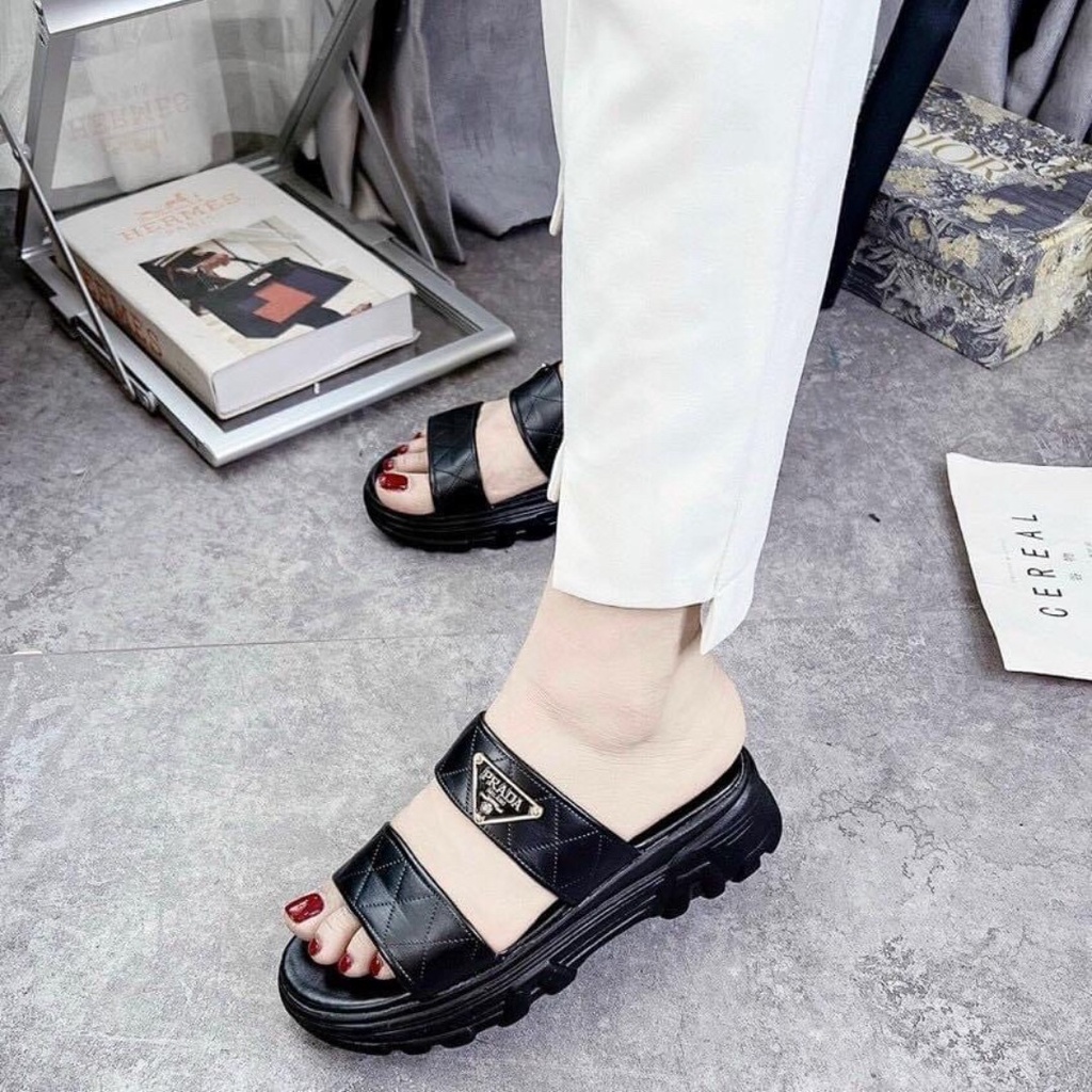 Dép bánh mì mẫu mới đế độn cao 5p quai ngang, quai chéo 2 màu trắng đen gắn mác pra.da siêu đẹp ( HÀNG CAO CẤP )