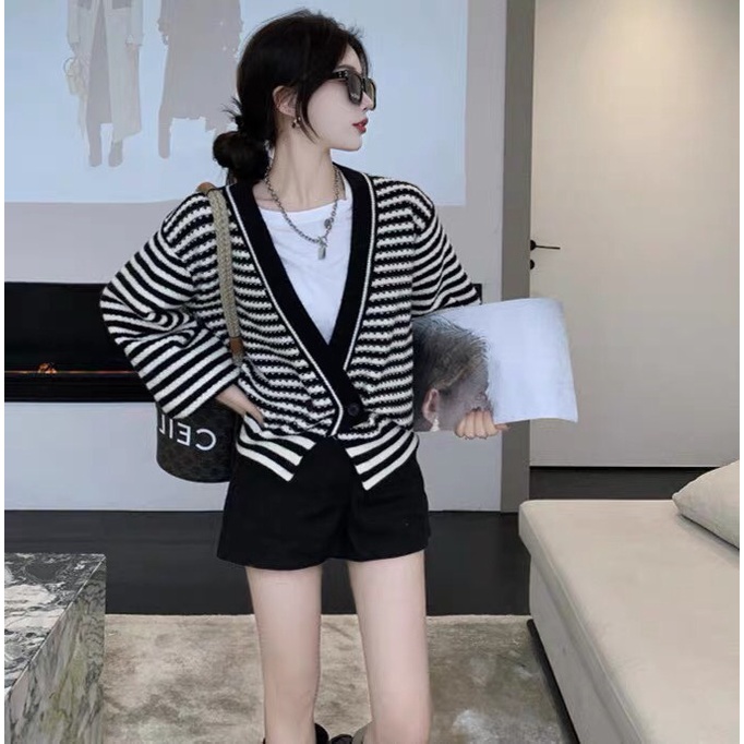 Áo khoác len Cardigan kẻ sọc đen trắng Forgirl phối cúc dáng ôm