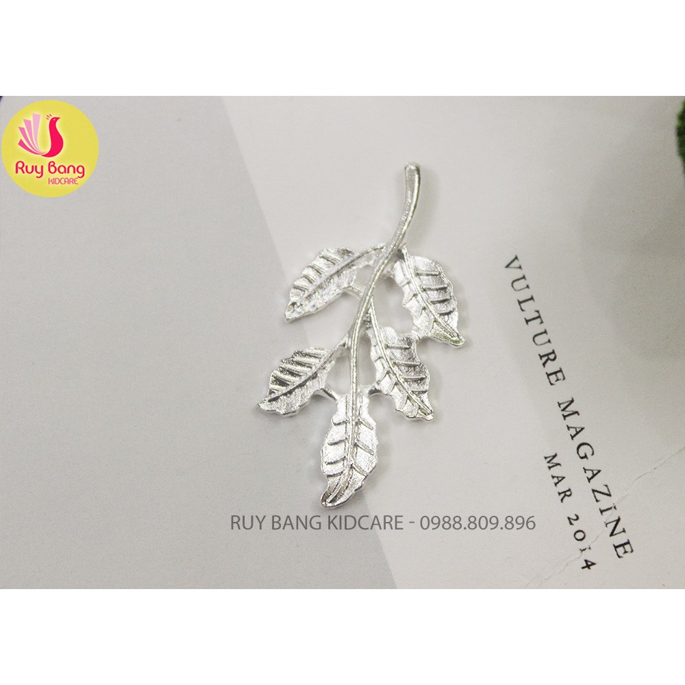Cành lá kim loại, center đá đính hoa vải handmade