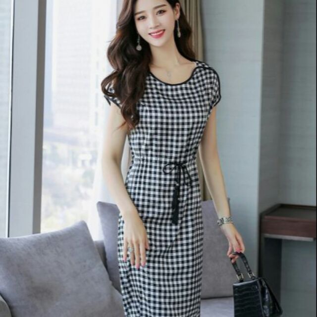 ĐẦM SUÔNG CARO EO RÚT VIỀN ĐEN HN2397Giá 220kKiểu dáng: đầm suông cánh dơi, cổ tròn, sát nách, phối viền đen, eo rút n