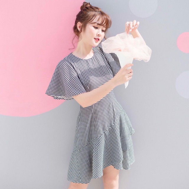 Đầm cổ tròn tay loe caro đen dễ thương năng động