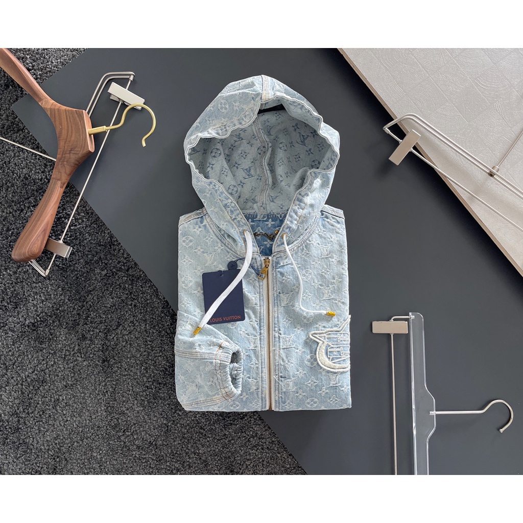 Áo hoác Jean có mũ cao cấp Louis Vuitton LV thời trang, mang phong cách retro