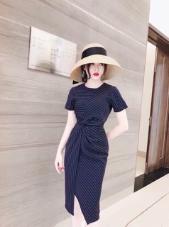 Váy kẻ xanh xoắn bụng