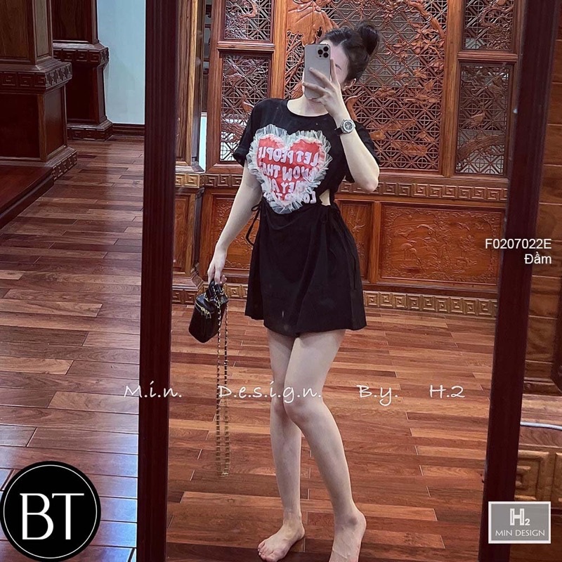 Đầm đen khoét rút eo hai bên ngực in chữ siêu xinh phối viền bèo lưới