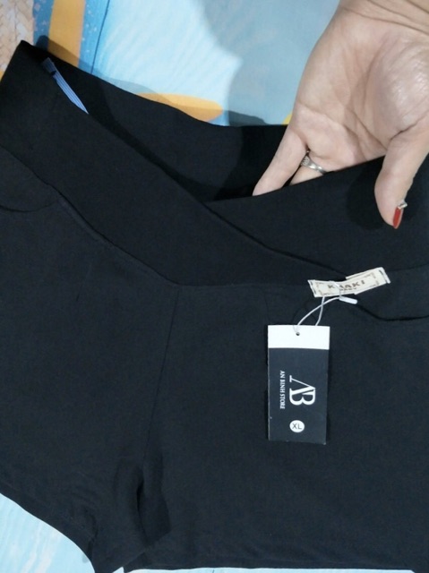 Quần sóc vải cạp chéo.