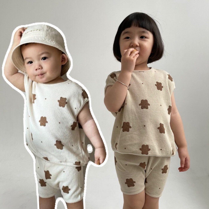 Bộ đồ gồm áo sát nách không tay + quần đùi in họa tiết chú gấu dễ thương dành cho bé