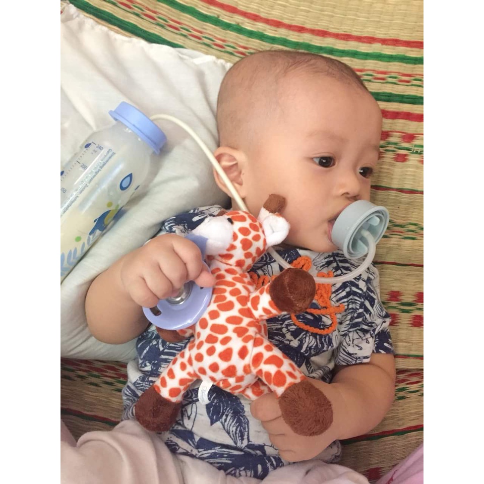 Thú bông hươu cao cổ gắn vào ti giả cho bé Tommy Baby