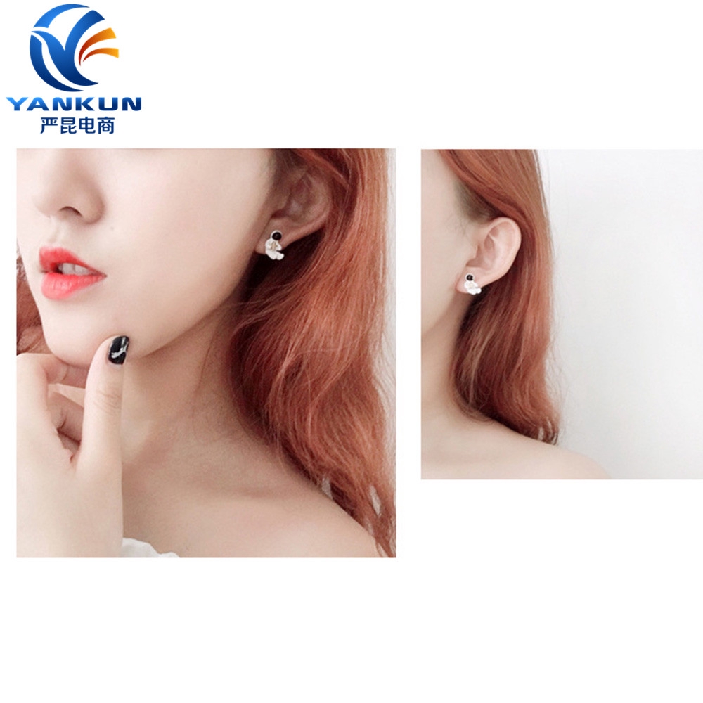 Cặp khuyên tai hợp kim hình phi hành gia sat dễ thương cho nữ kích thước 2.3*1.3cm