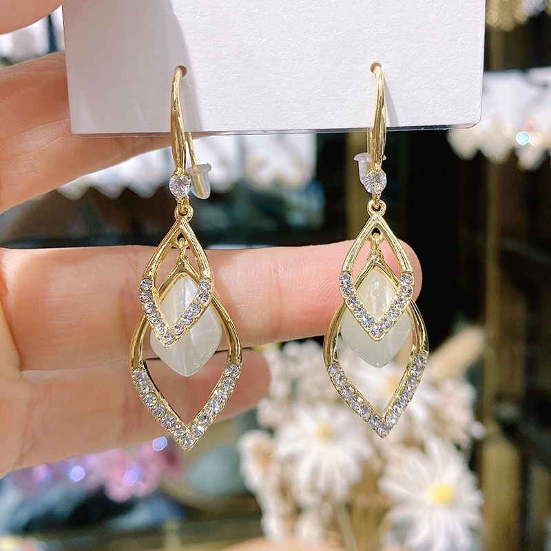 Bông Tai Hình Thoi Dáng Dài Đính Kim Cương Sang Trọng