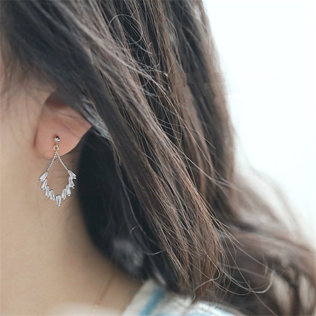 Hoa Tai Nữ Đính Đá Hình Chiếc Lá Tinh Tế Phong Cách Quý Phái B2646 Bảo Ngọc Jewelry