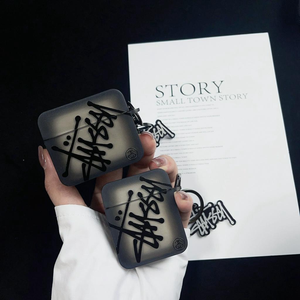 Vỏ Bảo Vệ Hộp Sạc Tai Nghe airpods 1 2 3 pro gen 2 Màu Đen In Logo Stussy Thời Trang Kèm Móc
