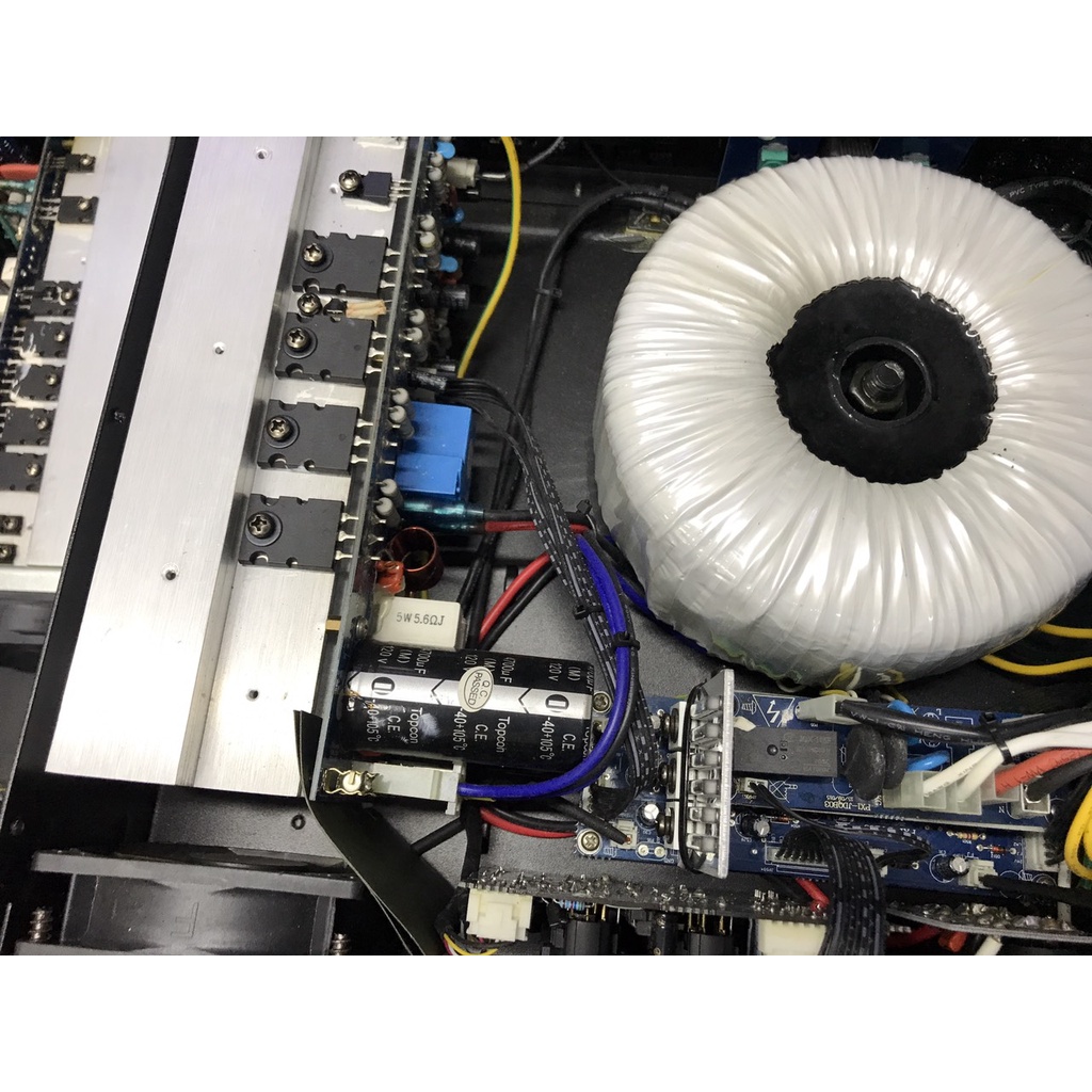 Cục đẩy công suất bãi Wharfedale CPD1600 hoạt động 2 kênh với mức công suất 400W x 2 với kênh 8 Ohms Stereo