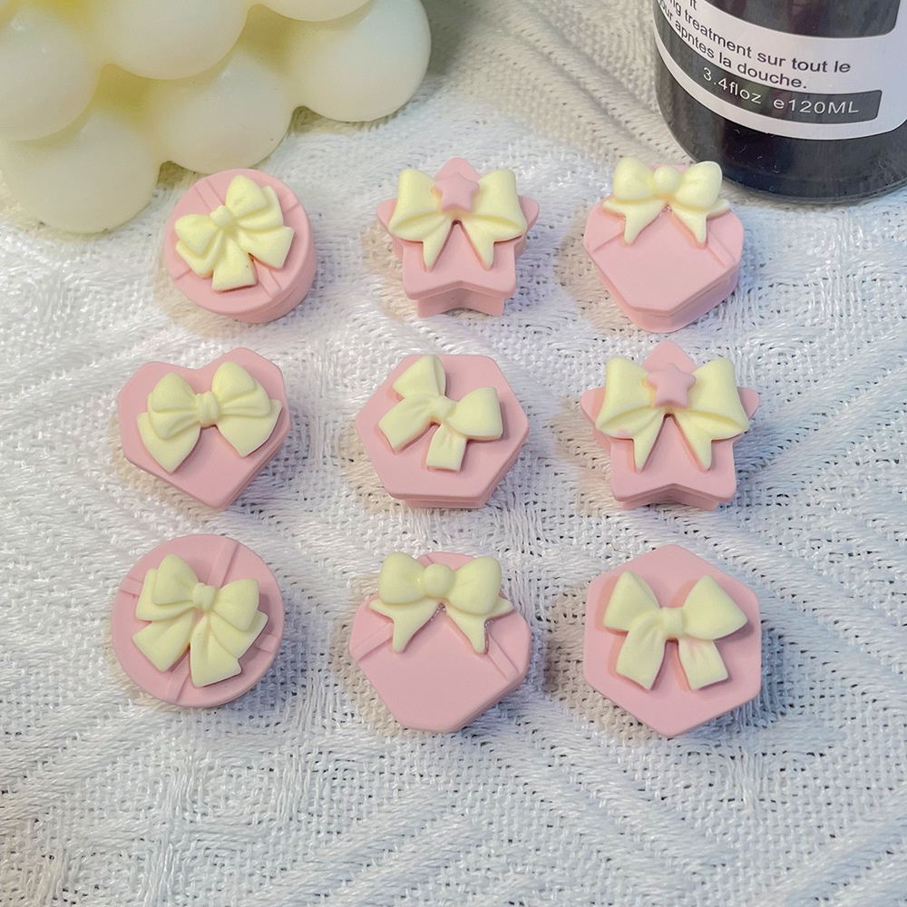 hộp quà màu hồng Resin phụ kiện dép Crocs charm DIY khóa giày crocs jibbitz Nhựa trang sức Phụ kiện trang trí giày crocs nút trang trí điện thoại di động Nắp đậy / Khung ảnh / Cốc nước / Túi Nguyên liệu làm phụ kiện handmade sáng tạo