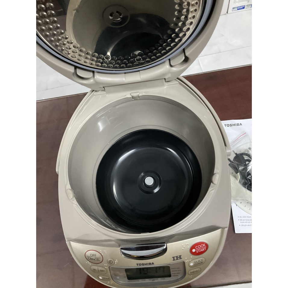 Nồi cơm điện cao tần Toshiba 1.8 lít RC-18RHVN - Hàng trưng bày