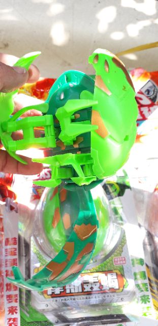 Quả trứng lắp ráp bakugan biến thành quái vật trong truyền thuyết bằng nhựa