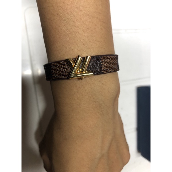 Ví da bò khắc - Vòng Tay LV