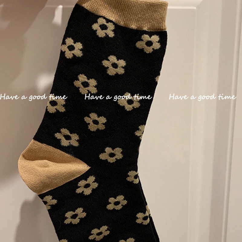 Đôi vớ họa tiết hoa dễ thương bắt mắt sành điệu