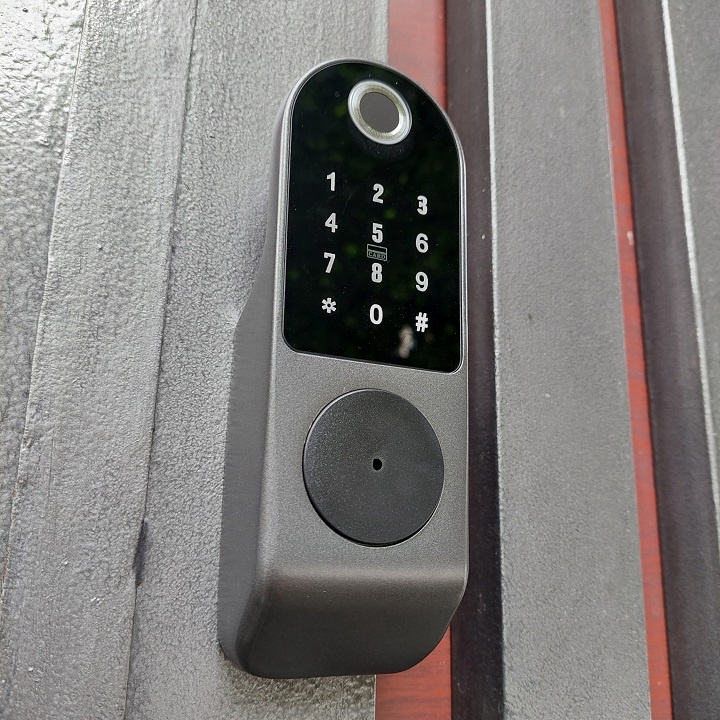 Khóa 1 MẶT VÂN TAY mở bằng: từ xa bằng điện thoại, vân tay, mã số, thẻ từ và remote (tùy chọn)