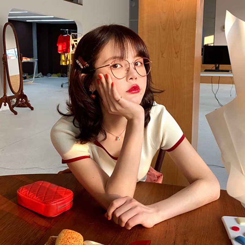 Áo croptop cổ vuông tay ngắn thiết kế đơn giản hợp thời trang | BigBuy360 - bigbuy360.vn