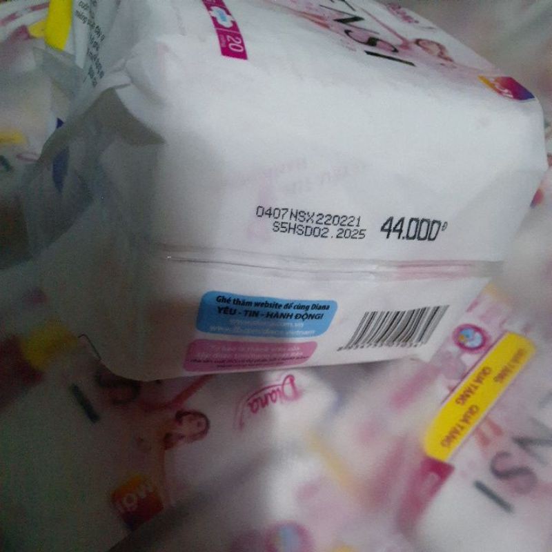 Băng vệ sinh Diana Sensi siêu mỏng cánh gói 20 miếng