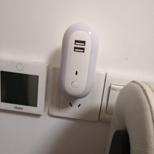 Đèn ngủ thông minh điều chỉnh độ sáng 10 cấp độ, tích hợp cổng USB sạc nhanh, có remote điều khiển