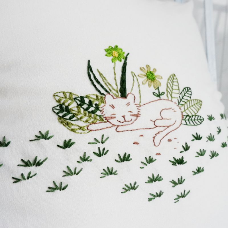 Vỏ gối linen chú mèo lười trong vườn