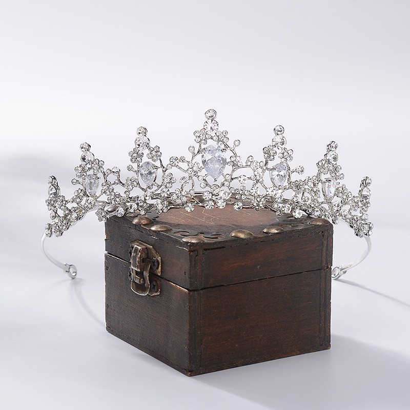 Vương miện đính đá zircon lấp lánh