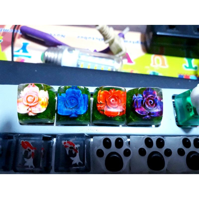 Keycap artisan hoa hồng sắc màu trang trí bàn phím cơ.