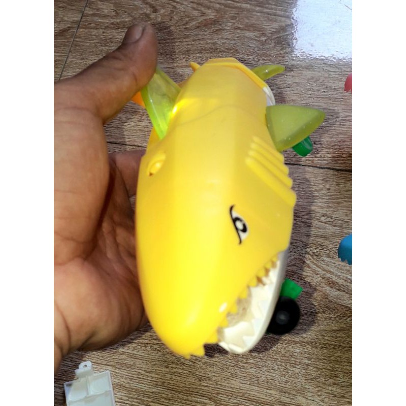 Một Cá_Mập mô hình bằng nhựa dài 32 cm chạy pin có nhạc và đèn Led rất đep_tặng kèm pin